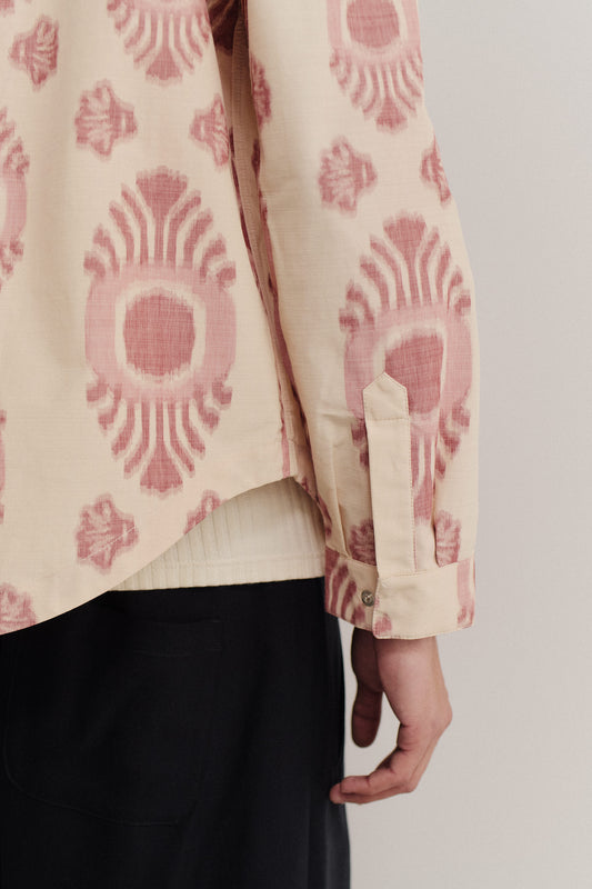 Men's long-sleeved shirt, cotton-recycled polyester blend, ikat-printed, light beige with red pattern, adjustable cuffs.