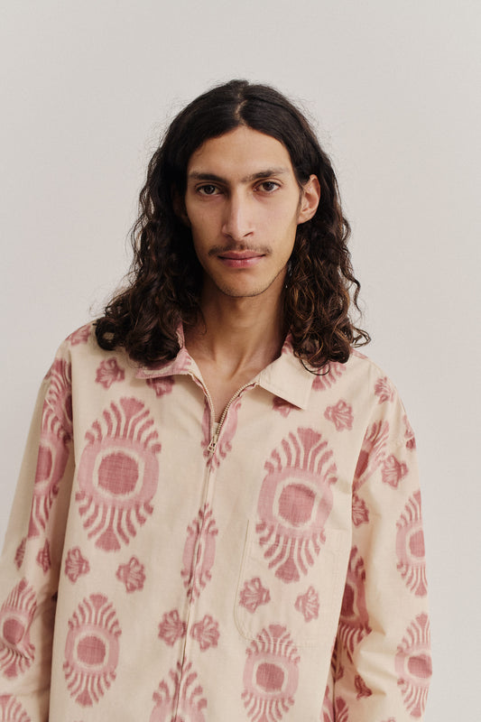Men's long-sleeved shirt, cotton and recycled polyester blend, ikat pattern, light beige with pink motif, two-way zipper.