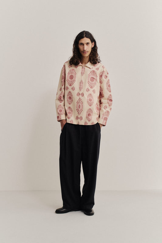 Men's long-sleeved shirt, cotton-recycled polyester blend, ikat-patterned, light beige with pink print, two-way zipper.