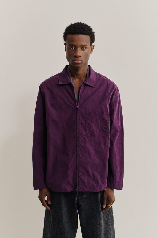 Men's long-sleeved shirt, recycled polyamide, garment-dyed purple, with two-way zipper and patch pocket.