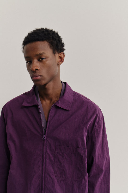 Men's long-sleeved shirt, recycled polyamide, garment-dyed purple, with two-way zipper and patch pocket.