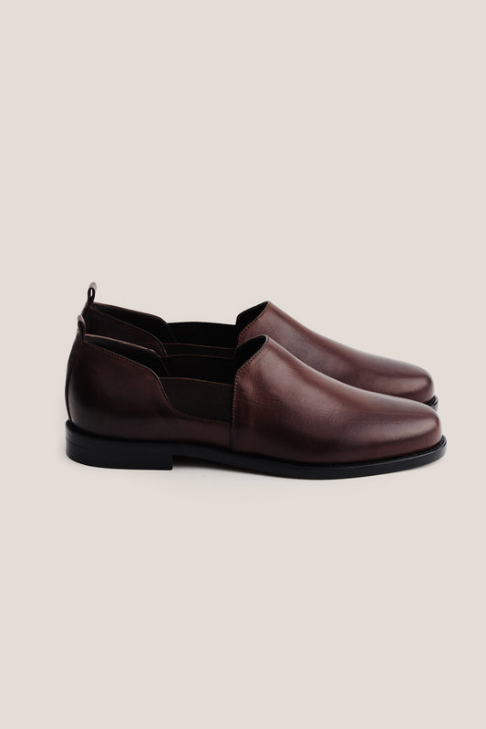 Men's accessories slipper, buffalo leather, smooth surface, dark brown, with elasticated side panels and back pull tab.