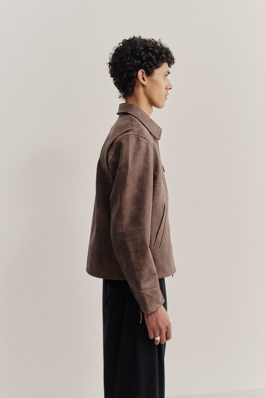 Men's outerwear, cropped nubuck leather jacket, vintage finish, brown, with pleated back and zippered cuffs.