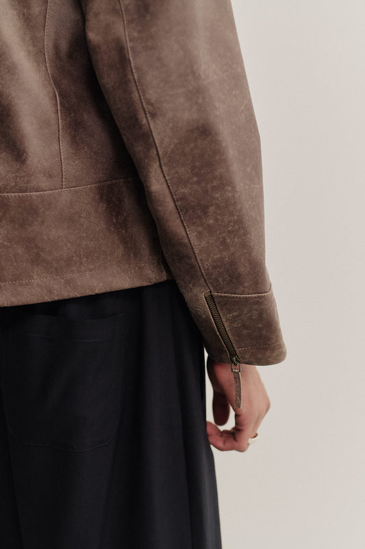 Men's outerwear, cropped Nandi leatherjacket in vintage-finish nubuck cow leather, brown, with zippered sleeve hem.