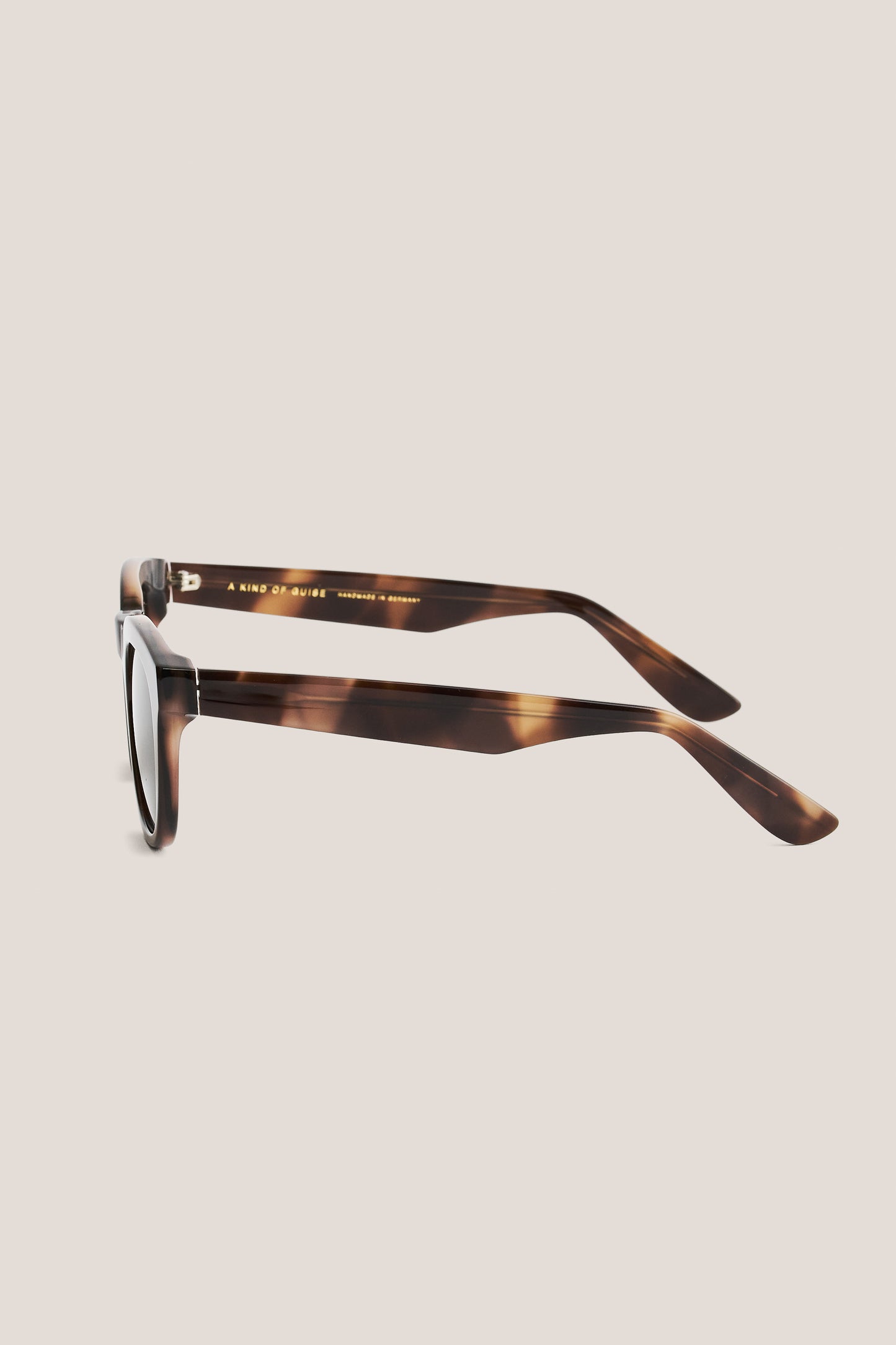 Unisex accessories sunglasses, handmade Italian acetate, tortoiseshell brown, round-shaped frame, keyhole bridge, thick square temples.