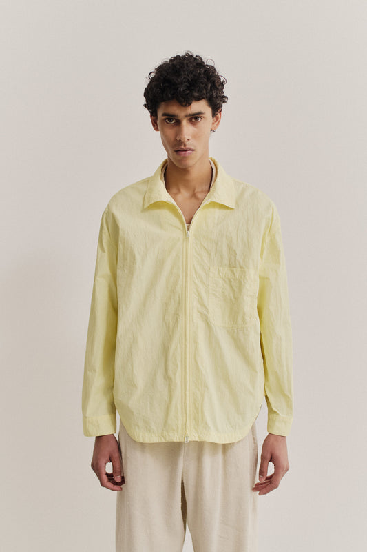Men's long-sleeved shirt, recycled polyamide, garment-dyed light yellow, with two-way zipper and patch pocket.