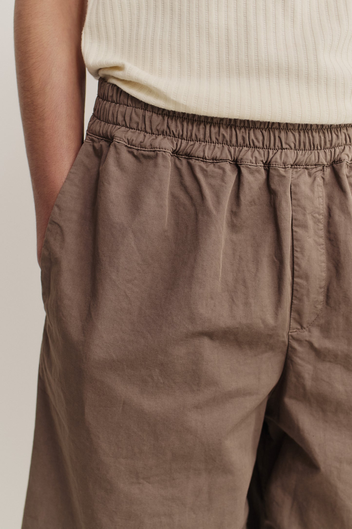 Men's shorts, cotton-linen blend, garment-dyed brown, with elastic waist and side pockets.