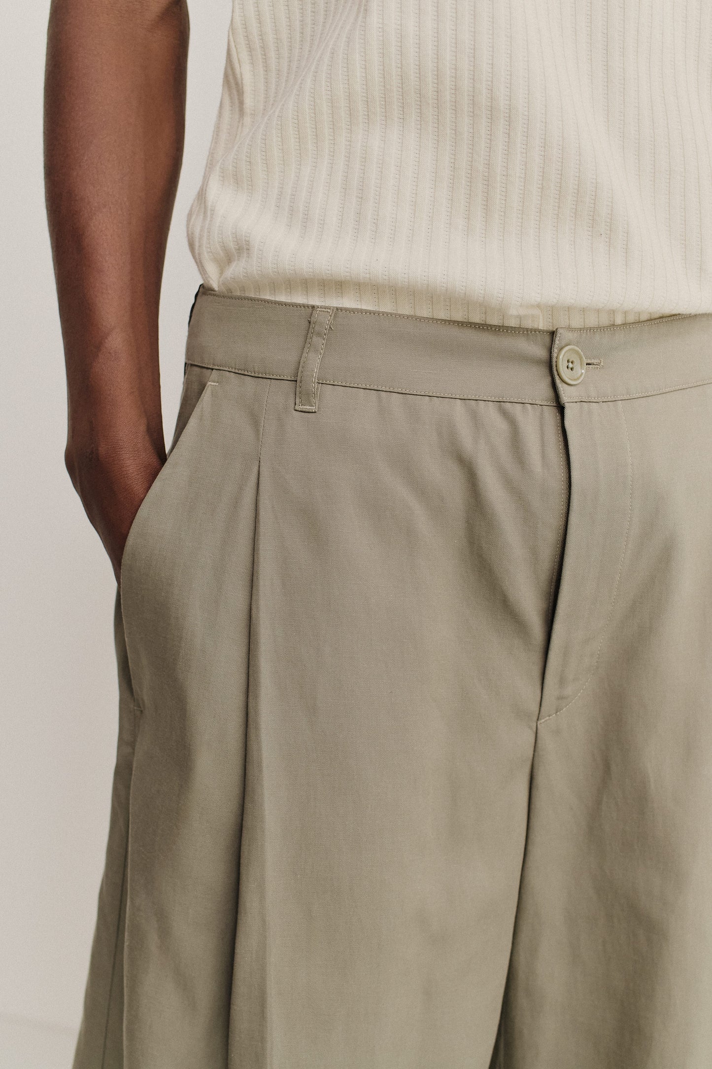 Men's pants, shorts, lyocell-cotton-linen twill, sun-bleached sage, relaxed fit, single pleat, button closure.