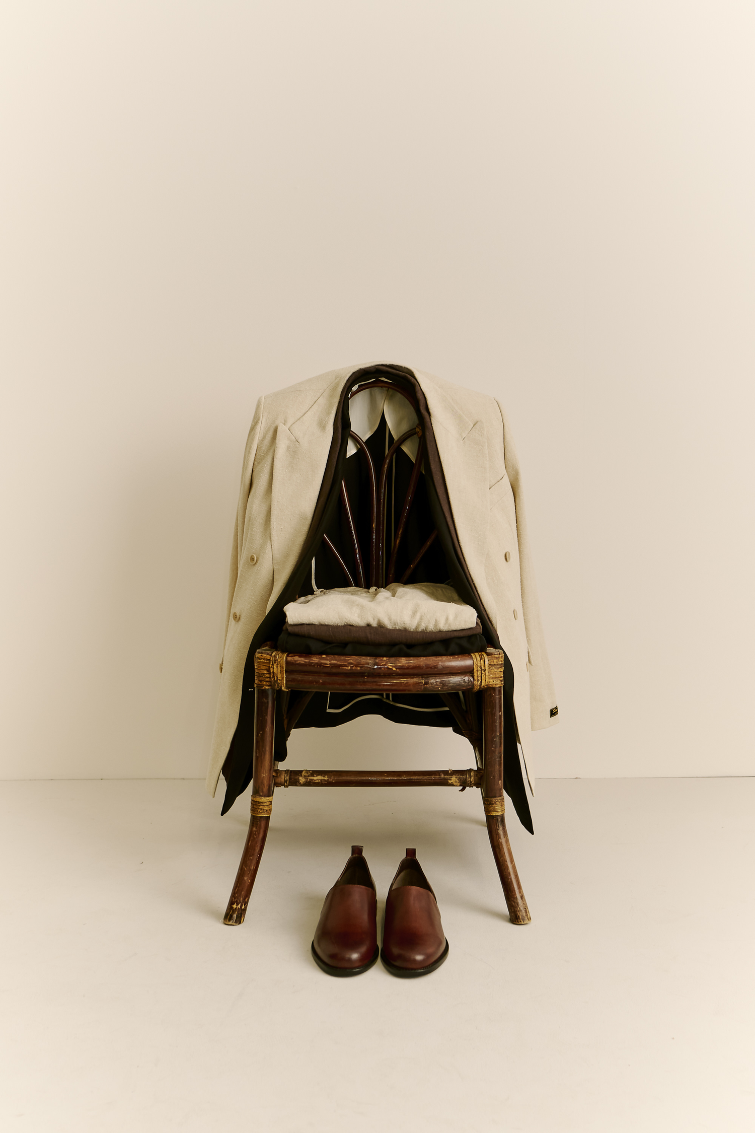 Lightweight linen-silk and virgin wool draped in natural light. Warm, dry tones. Kenya highlands reference. SS26 HARIRI. A KIND OF GUISE