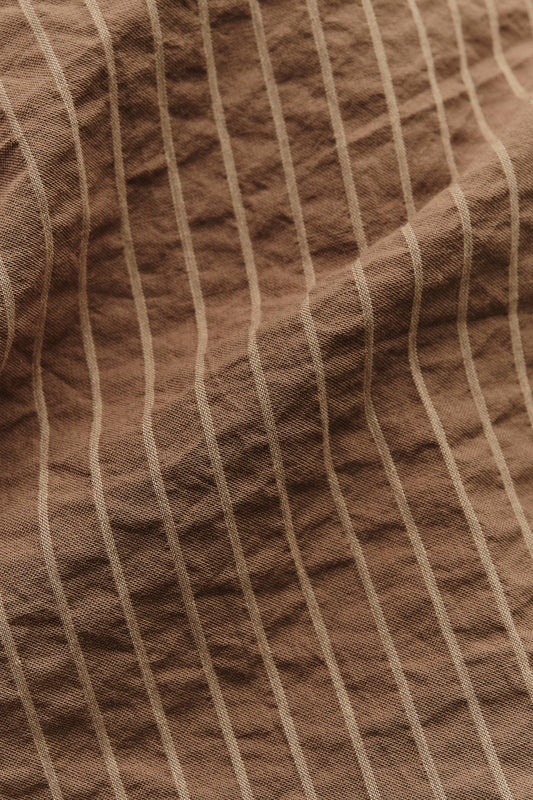 Men's short-sleeved shirt, organic cotton seersucker, cocoa brown with light stripes.