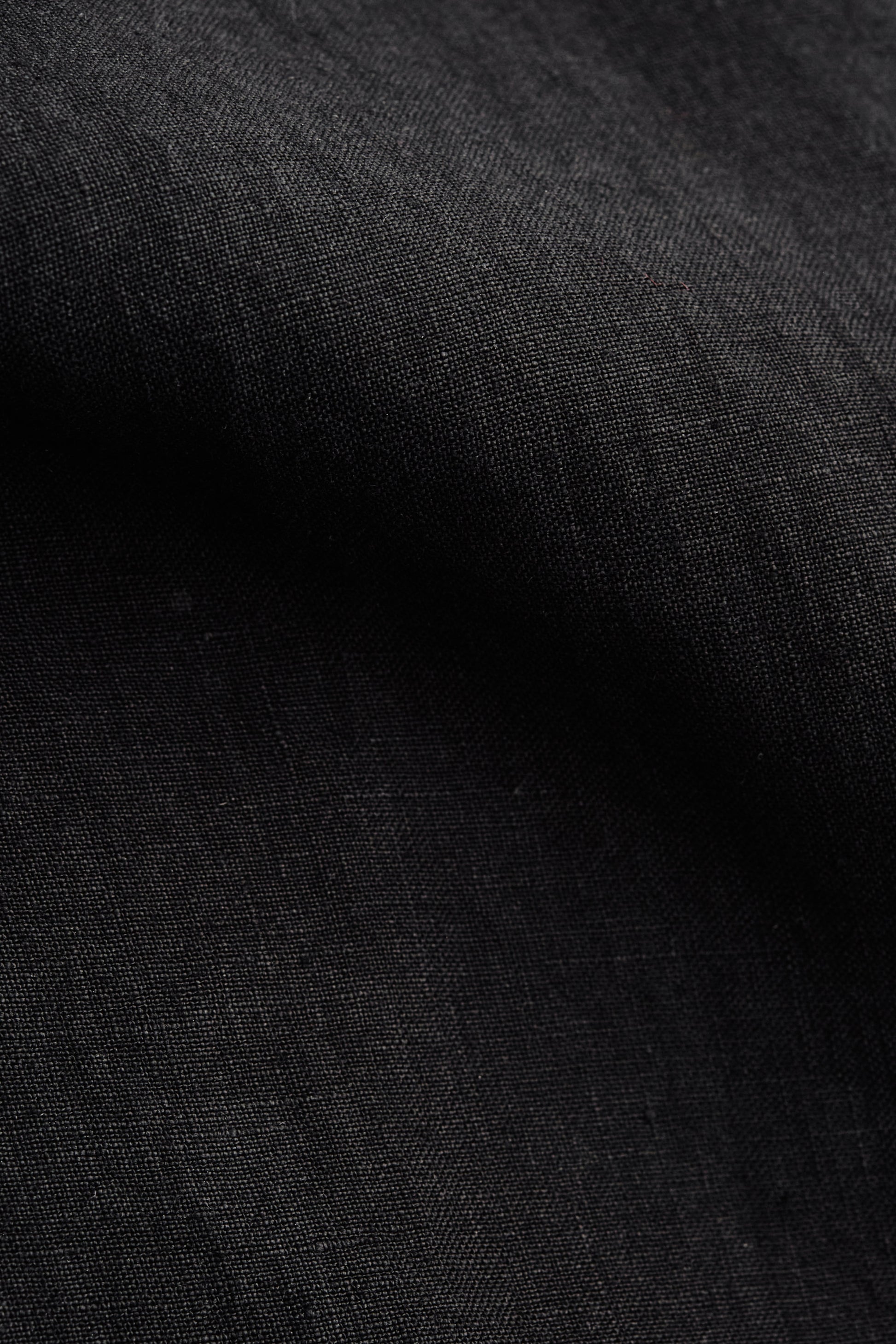 Women's sleeveless shirt, 100% black linen fabric with a subtle texture.