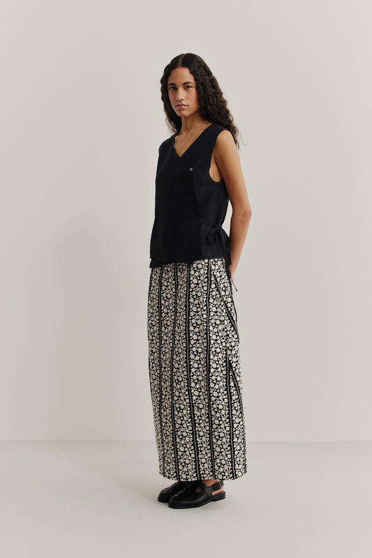 Women's sleeveless wrap shirt, 100% black linen, with V-neckline and side tie.