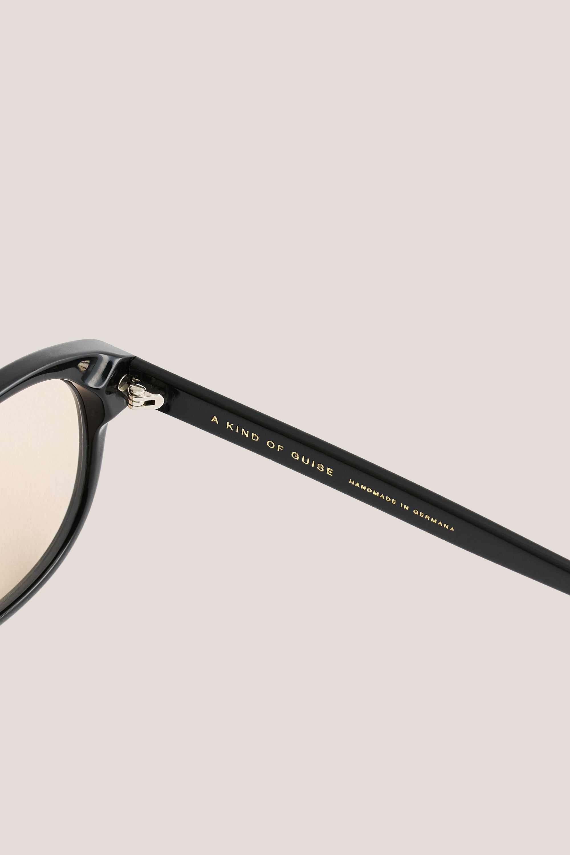 EYEWEAR – A KIND OF GUISE