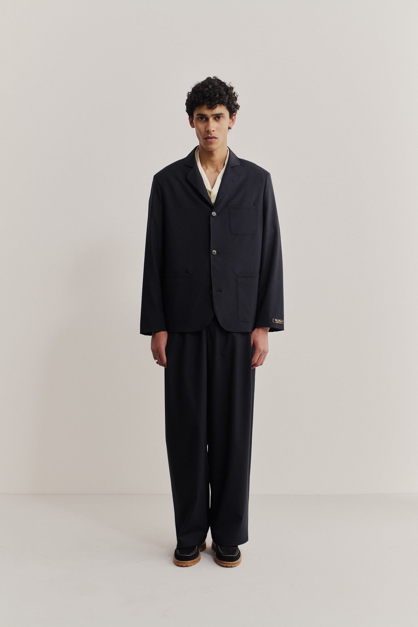 Men's tailoring blazer, 100% virgin wool, dark navy, with three patch pockets and rounded lapel.