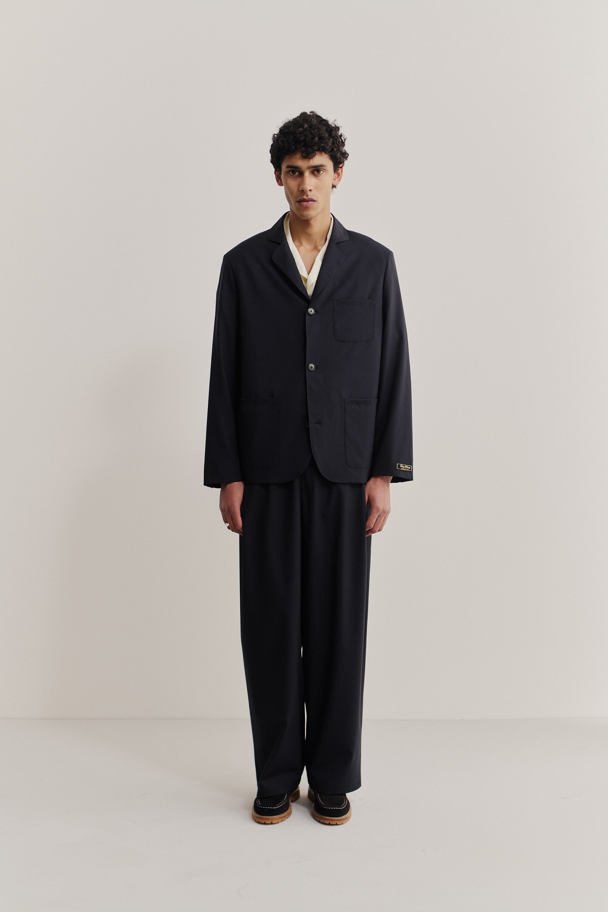 Men's tailoring blazer, 100% virgin wool, dark navy, with three patch pockets and rounded lapel.