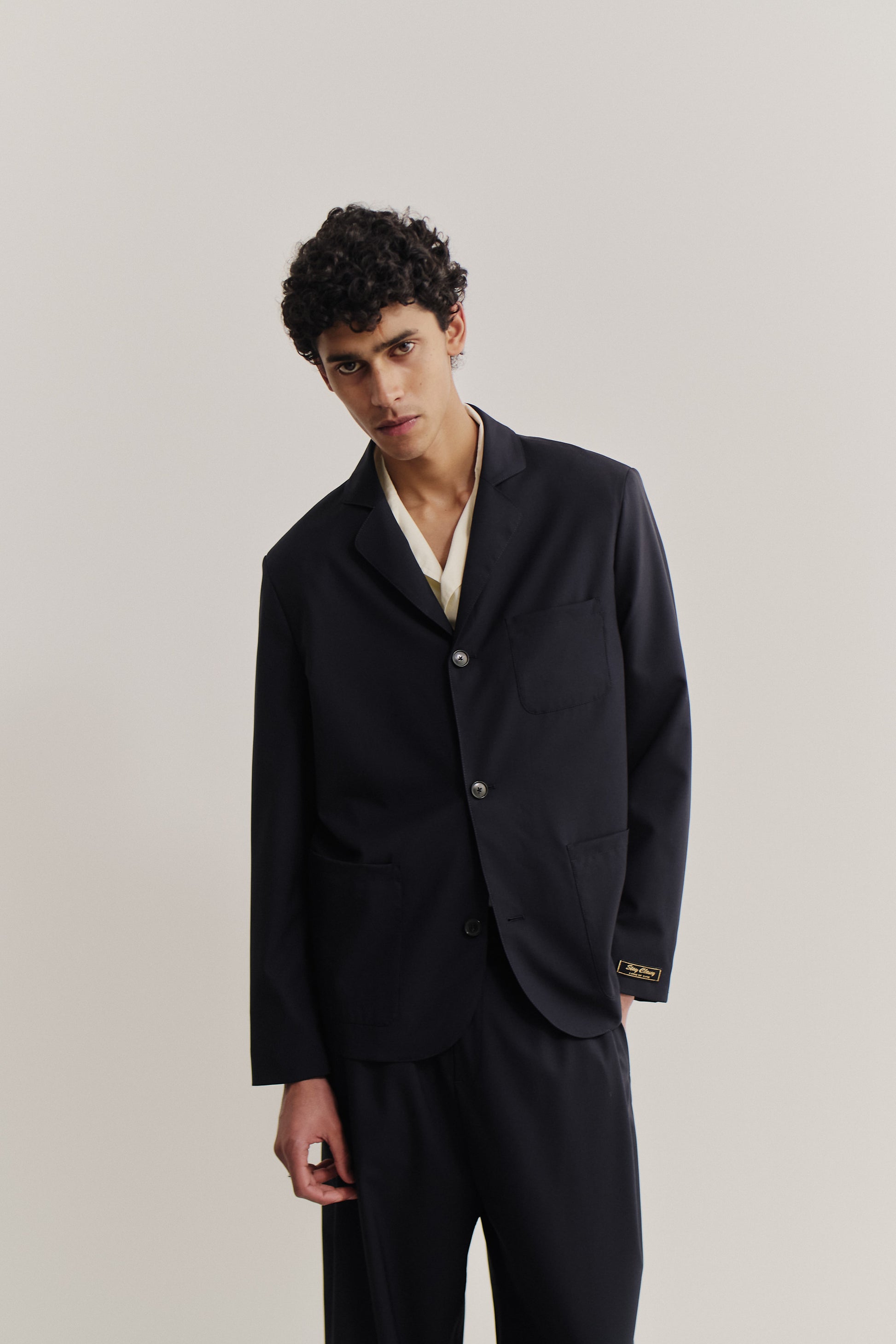 Men's tailoring blazer, 100% virgin wool, dark navy, with three patch pockets and rounded lapel.