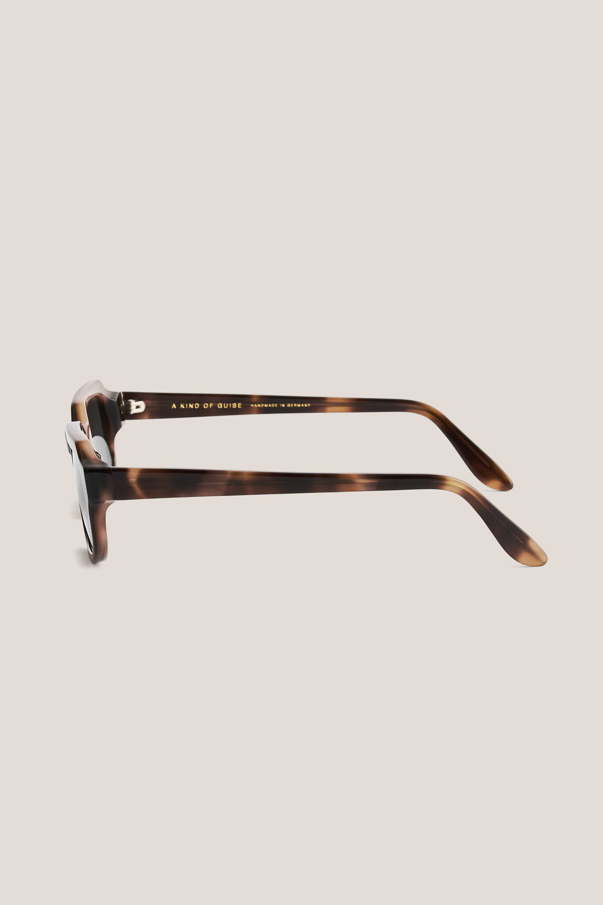 EYEWEAR – A KIND OF GUISE