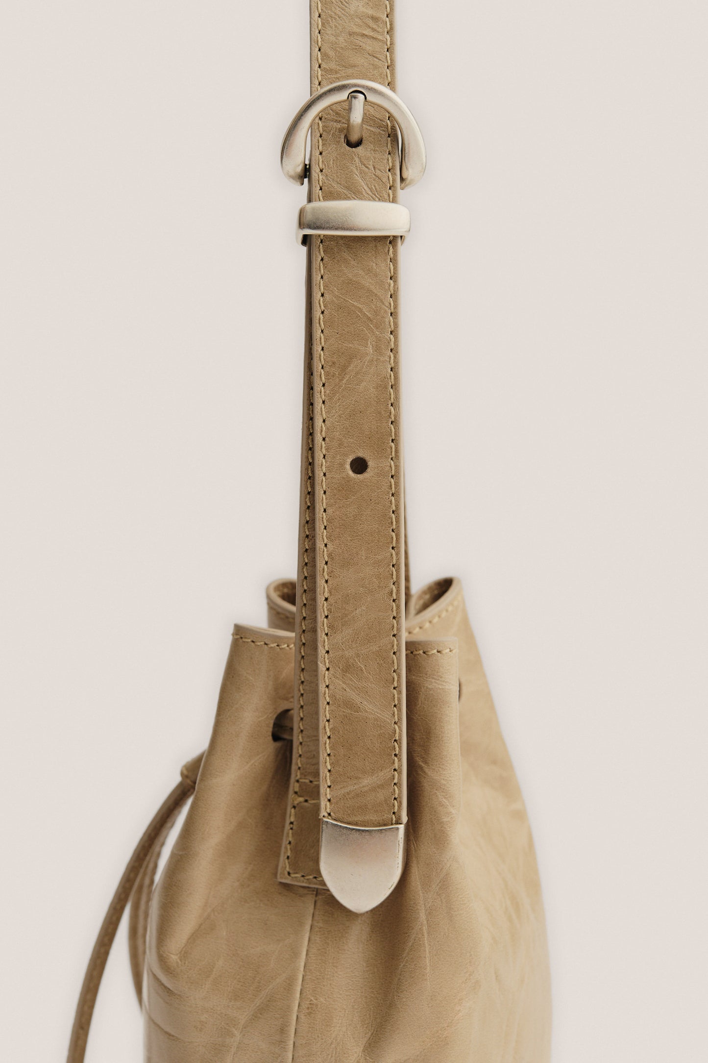 Women's accessories, mini round bucket bag, 100% lwg-certified calf leather, smooth surface with gentle creasing, light tone.