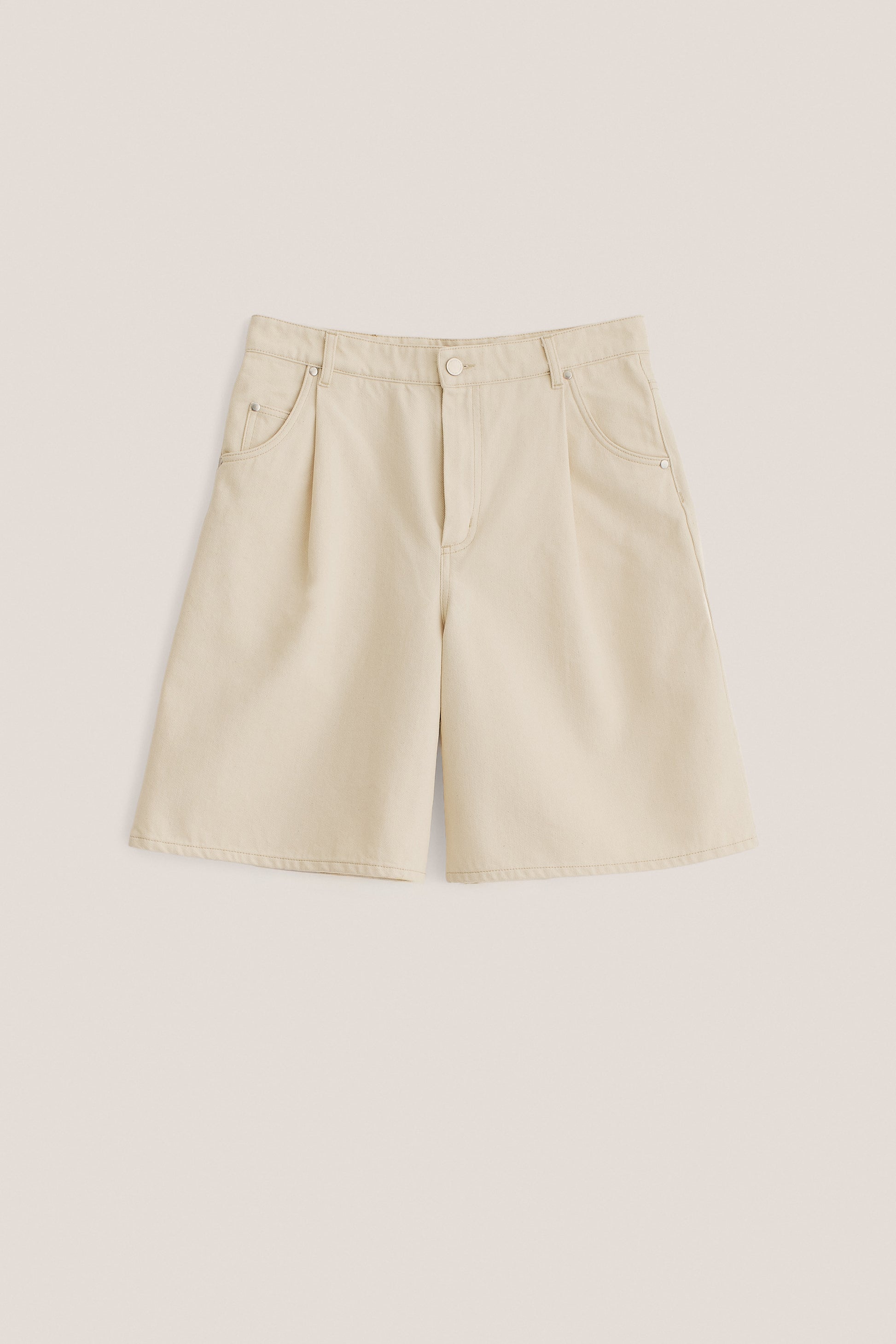 Women's shorts, wide-fit pleated organic cotton denim, pre-washed off-white.