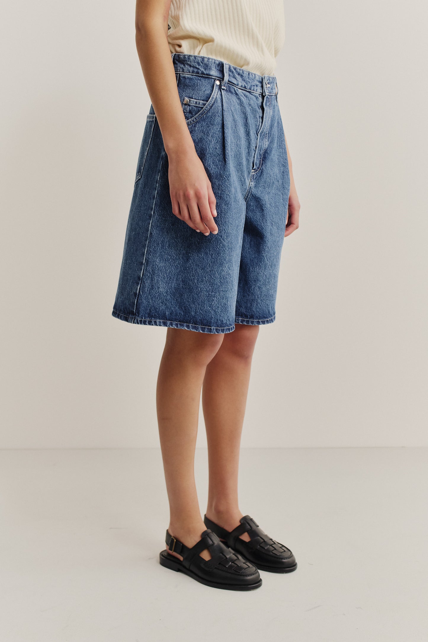Women's shorts, wide-fit denim, stone-washed blue, pleated, 5-pocket design.