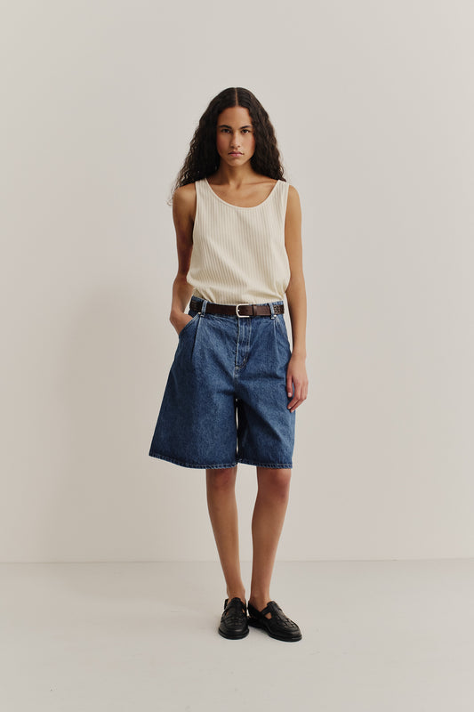 Women's shorts, cotton mix denim, stone washed indigo, wide fit, pleated, with a brown belt.