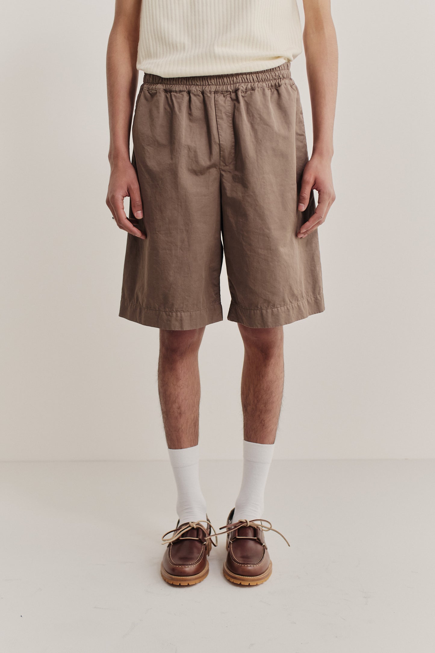 Men's shorts, cotton-linen blend, garment-dyed brown, wide leg, elastic waist, side pockets.