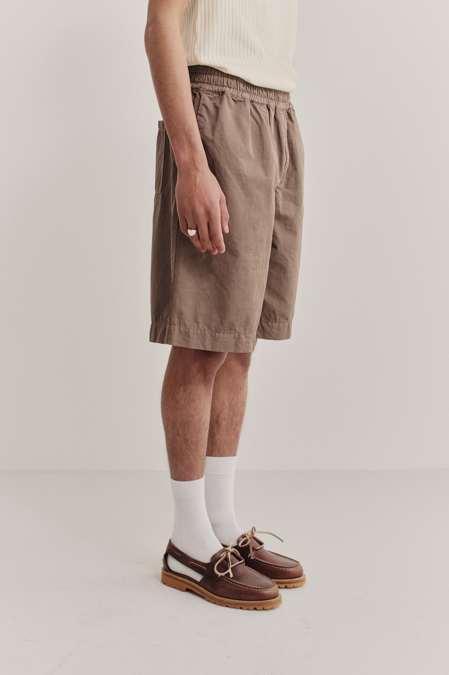 Men's shorts, cotton-linen blend, garment-dyed brown, elastic waist, wide leg, side pockets.