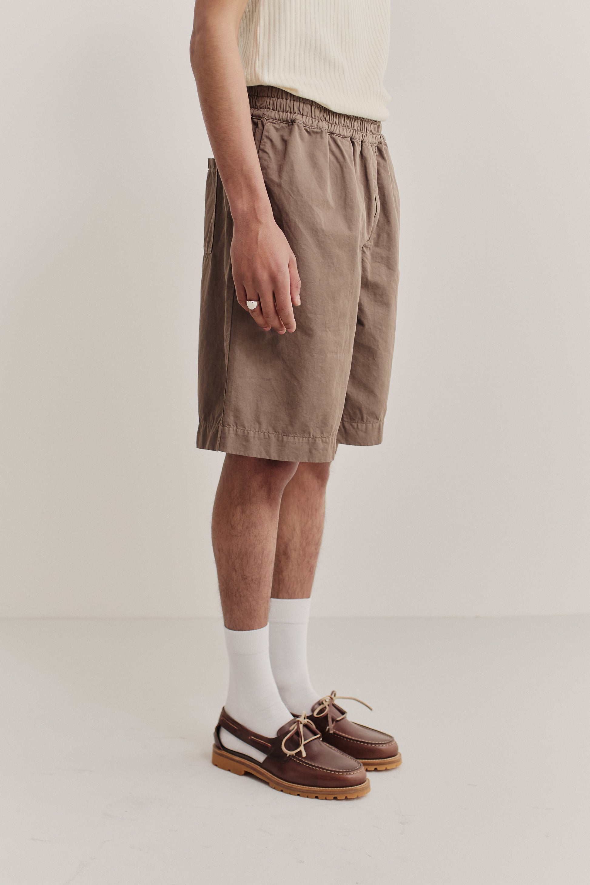 Men's shorts, cotton-linen blend, garment-dyed brown, elastic waist, wide leg, side pockets.