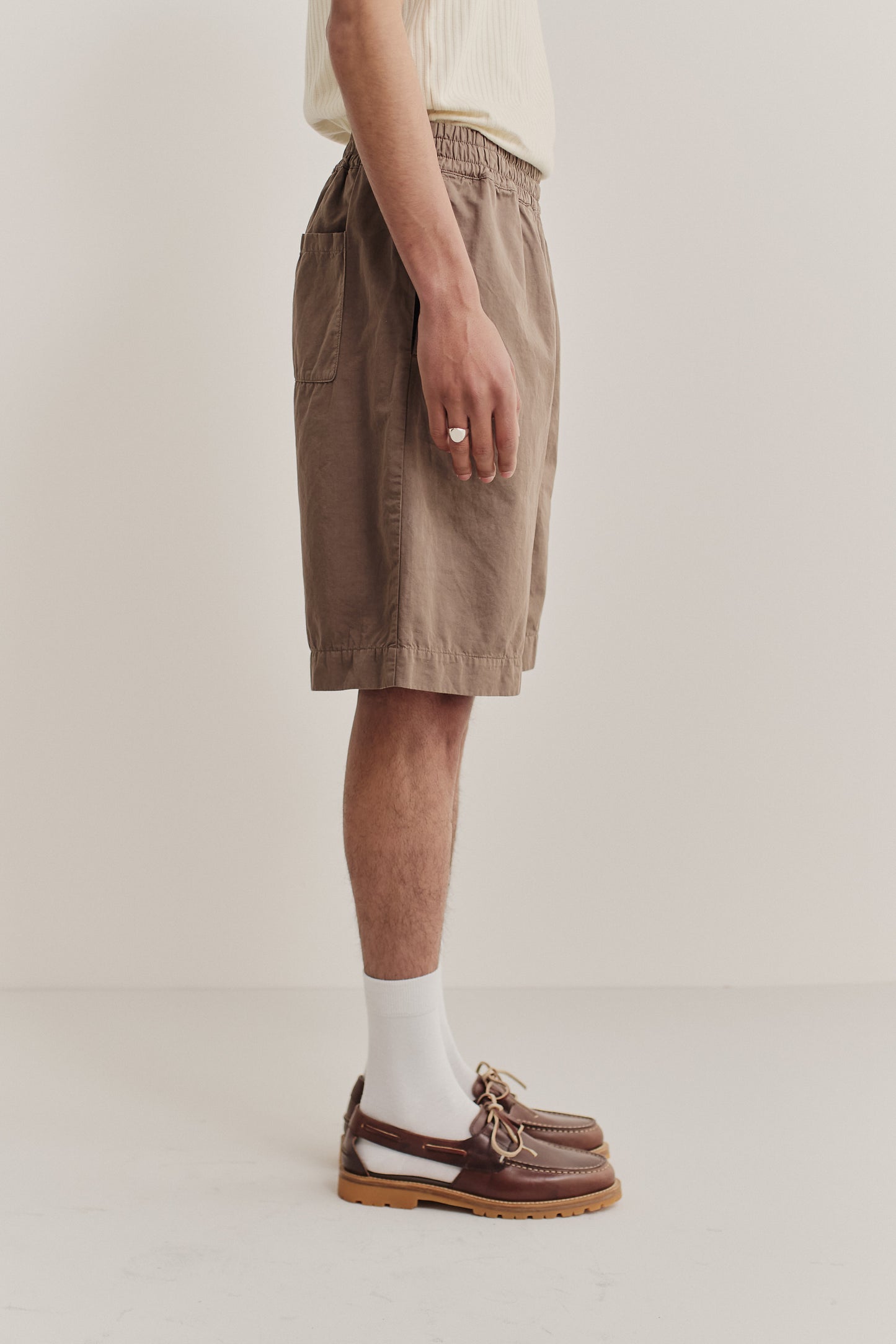 Men's shorts, cotton-linen blend, garment-dyed brown, with elastic waist, side pockets, and relaxed fit.