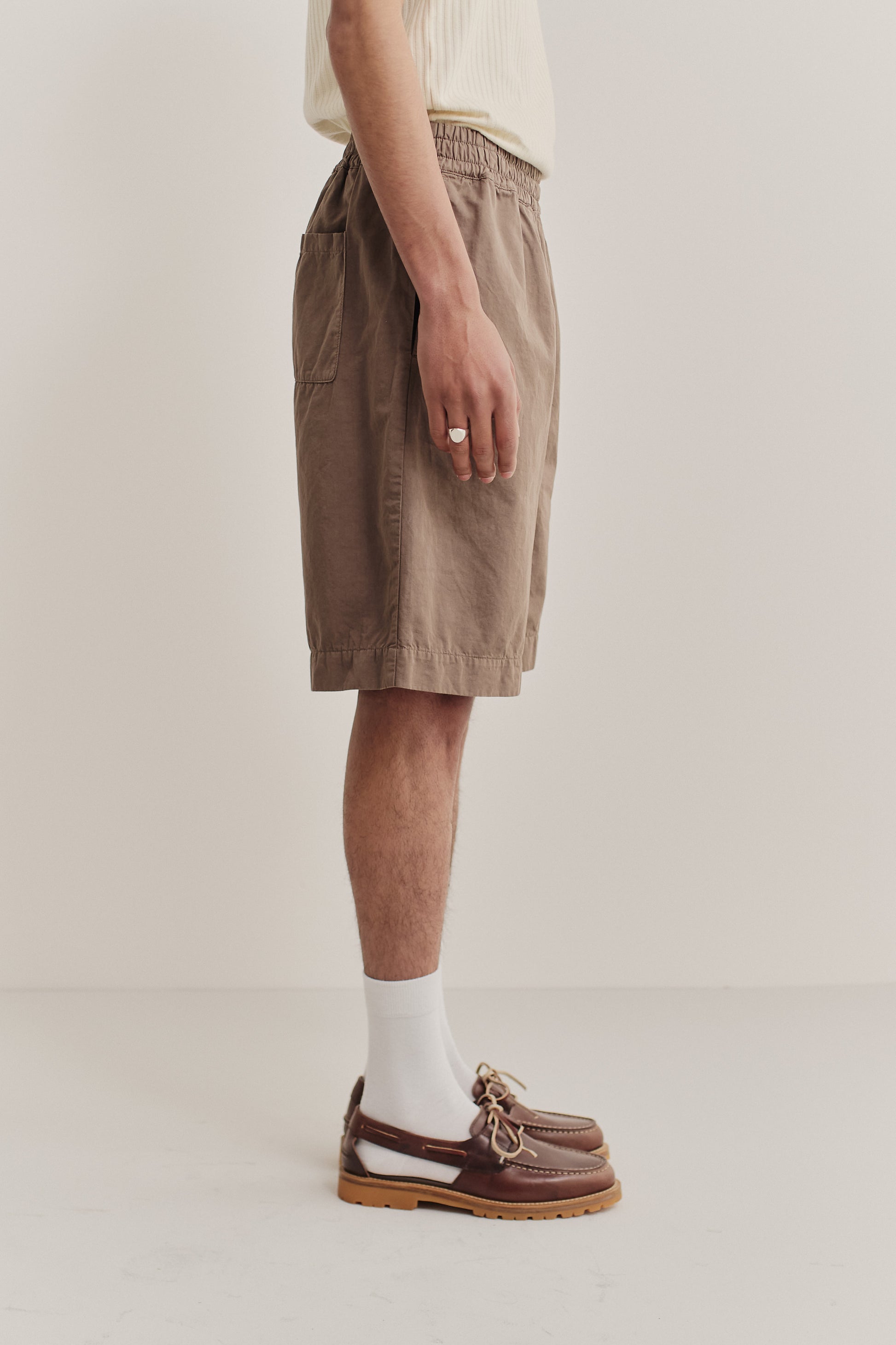 Men's shorts, cotton-linen blend, garment-dyed brown, with elastic waist, side pockets, and relaxed fit.