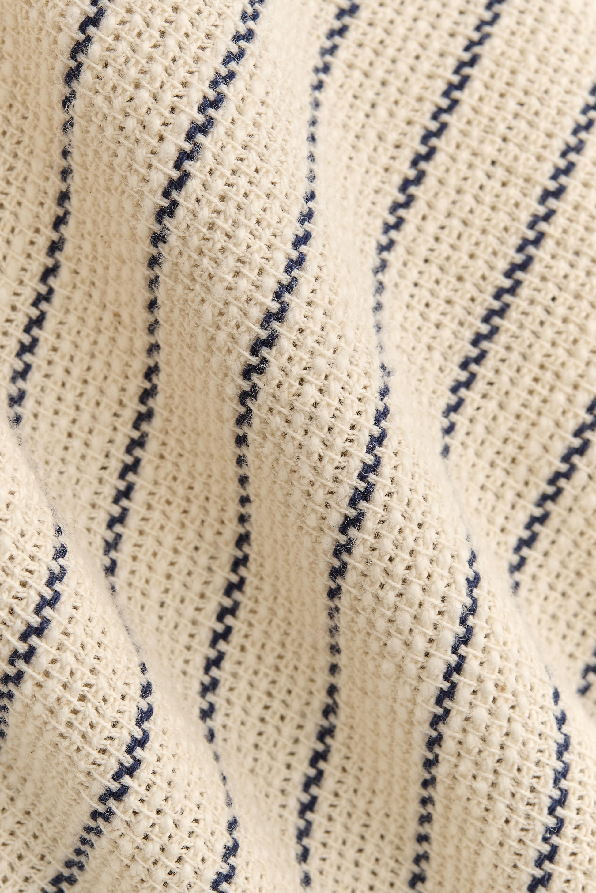 Men's short-sleeved shirt, cotton and recycled cotton blend, off-white with navy engineered stripes.