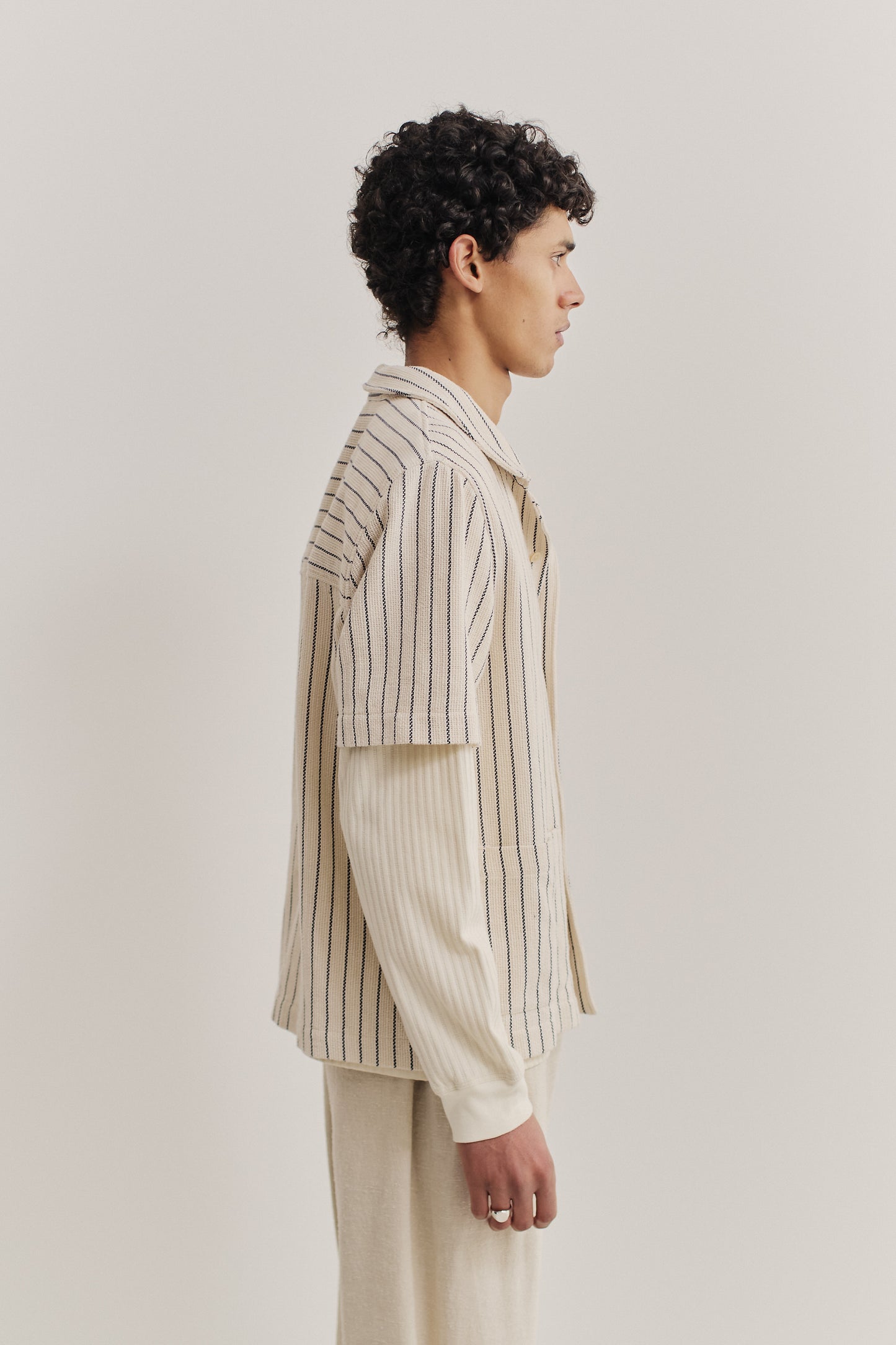 Men's short-sleeved shirt, cotton and recycled cotton blend, off-white with navy engineered stripes.