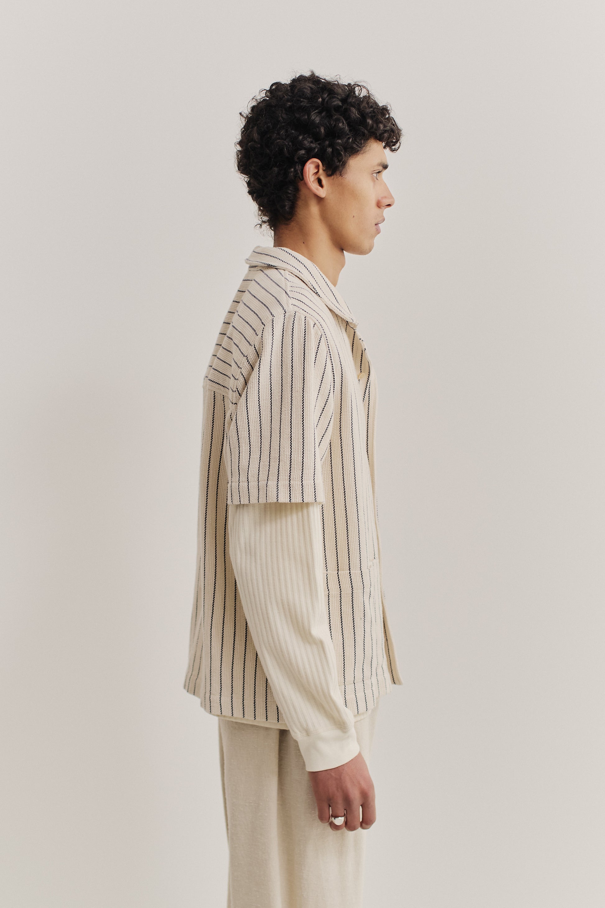 Men's short-sleeved shirt, cotton and recycled cotton blend, off-white with navy engineered stripes.
