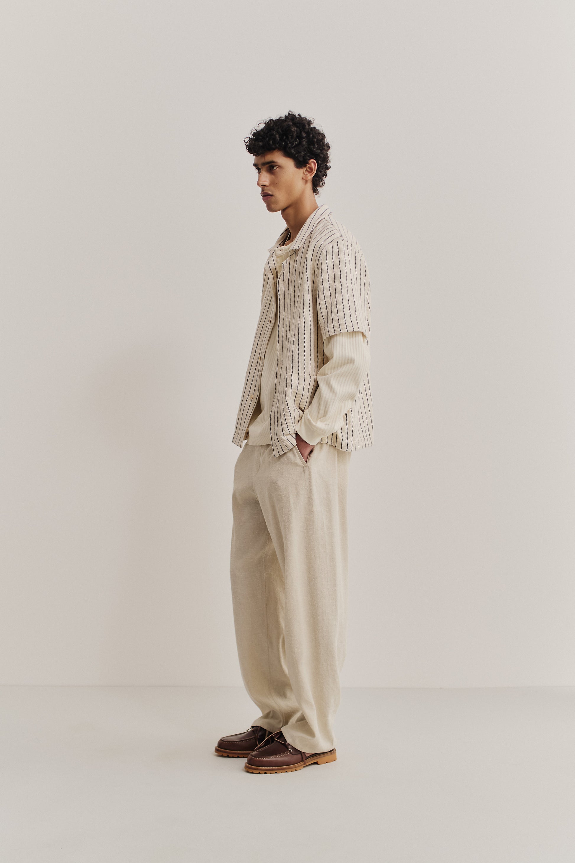 Men's short-sleeved shirt, cotton and recycled cotton blend, off-white with navy stripes, rounded spread collar, double patch pockets.