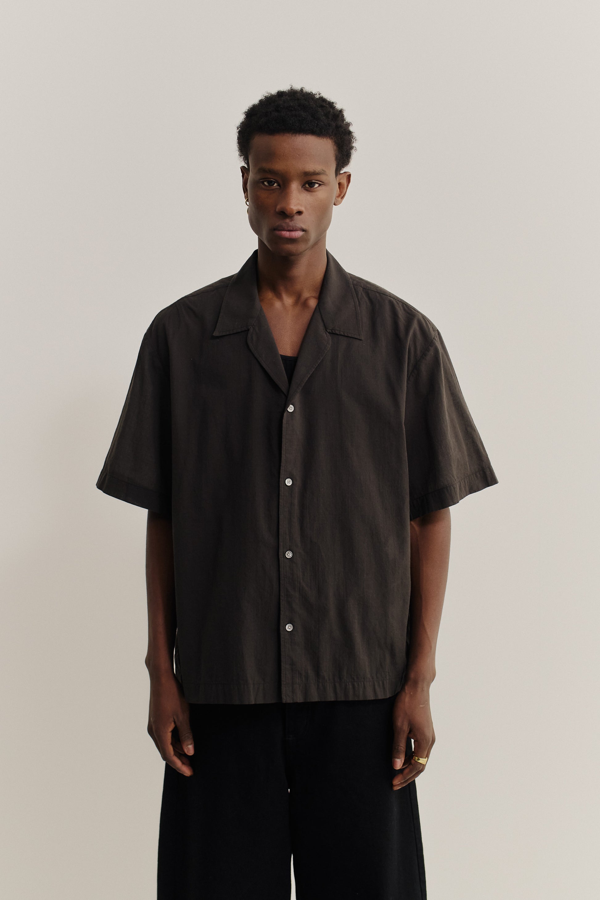 Men's short-sleeved shirt, cotton-silk mix, dark brown, relaxed fit with notched collar.