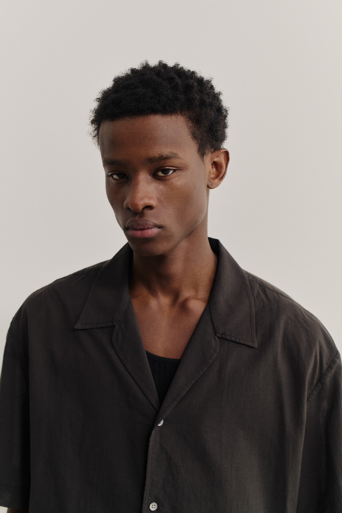 Men's short-sleeved shirt, cotton-silk blend, dark grey, relaxed fit with notched collar.