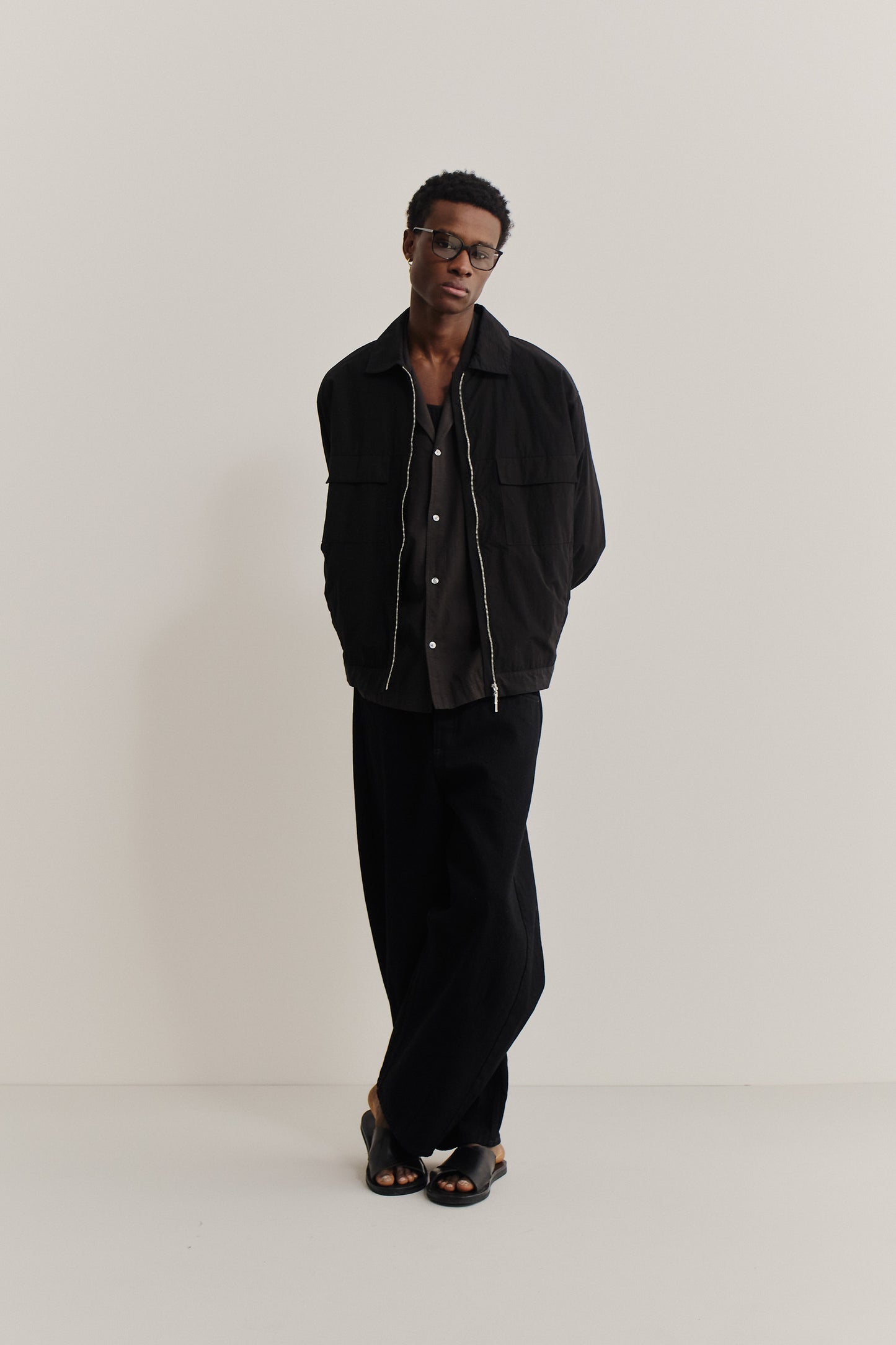Men's short-sleeved shirt, cotton-silk, melanged charcoal, with notched collar and straight hem.