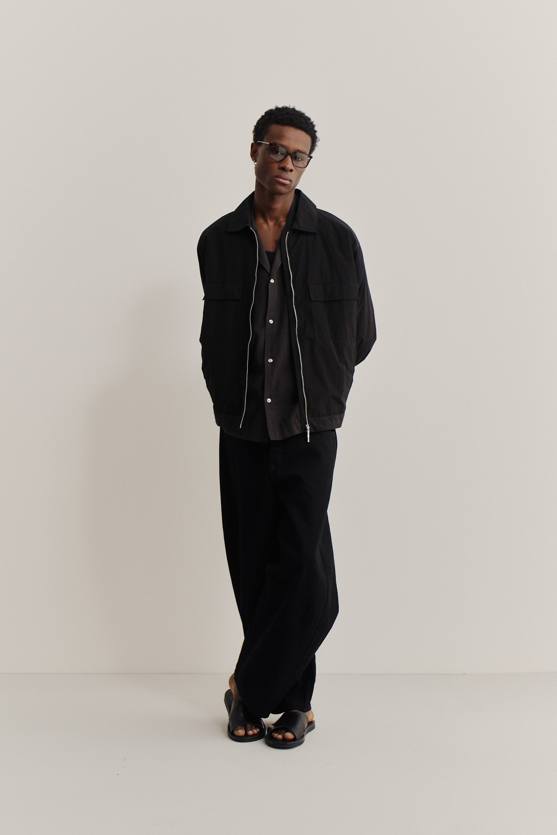 Men's short-sleeved shirt, cotton-silk, melanged charcoal, with notched collar and straight hem.