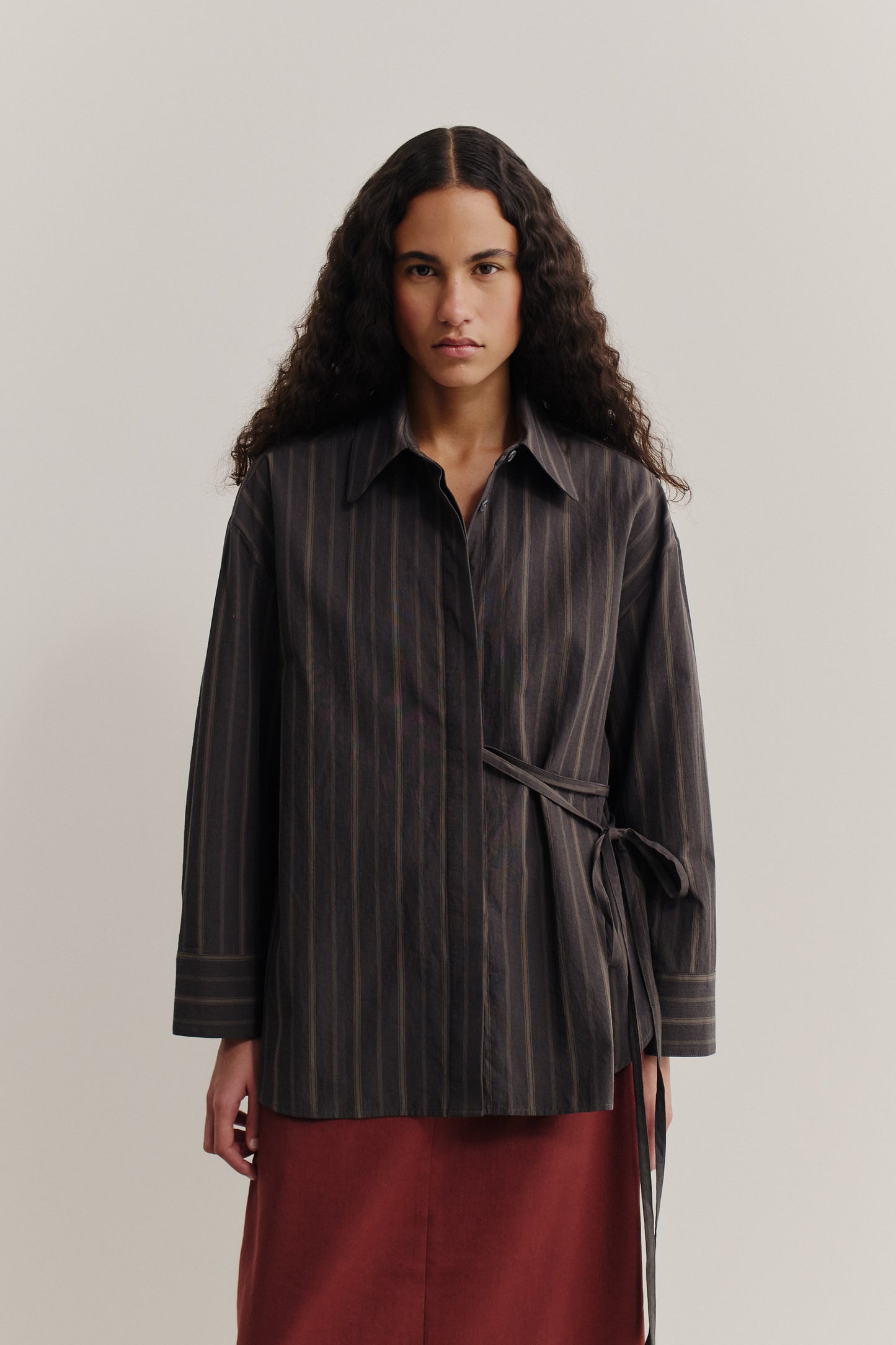 Women's long-sleeved shirt, 100% organic cotton, yarn-dyed dark base with beige/brown stripes, wide oversized fit.