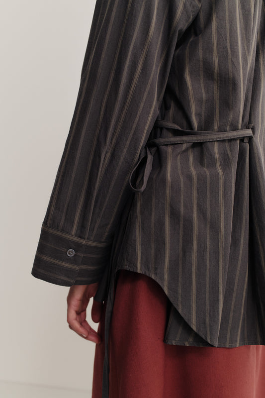 Women's long-sleeved shirt, organic cotton, yarn-dyed dark base with beige/brown stripes, curved hem, adjustable cuff.