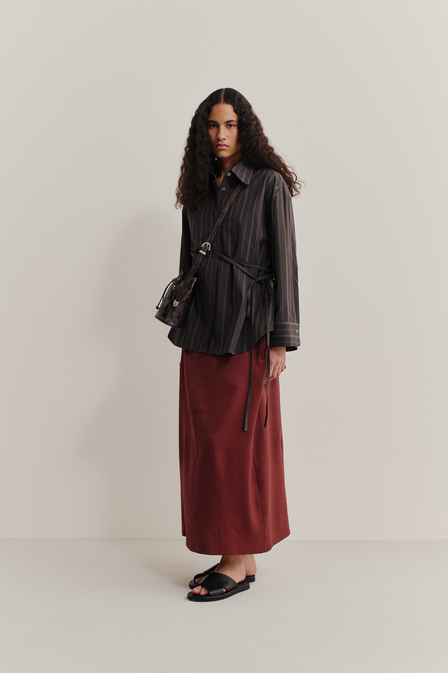 Women's long-sleeved shirt, 100% organic cotton, yarn-dyed dark base with beige/brown stripes, oversized fit.