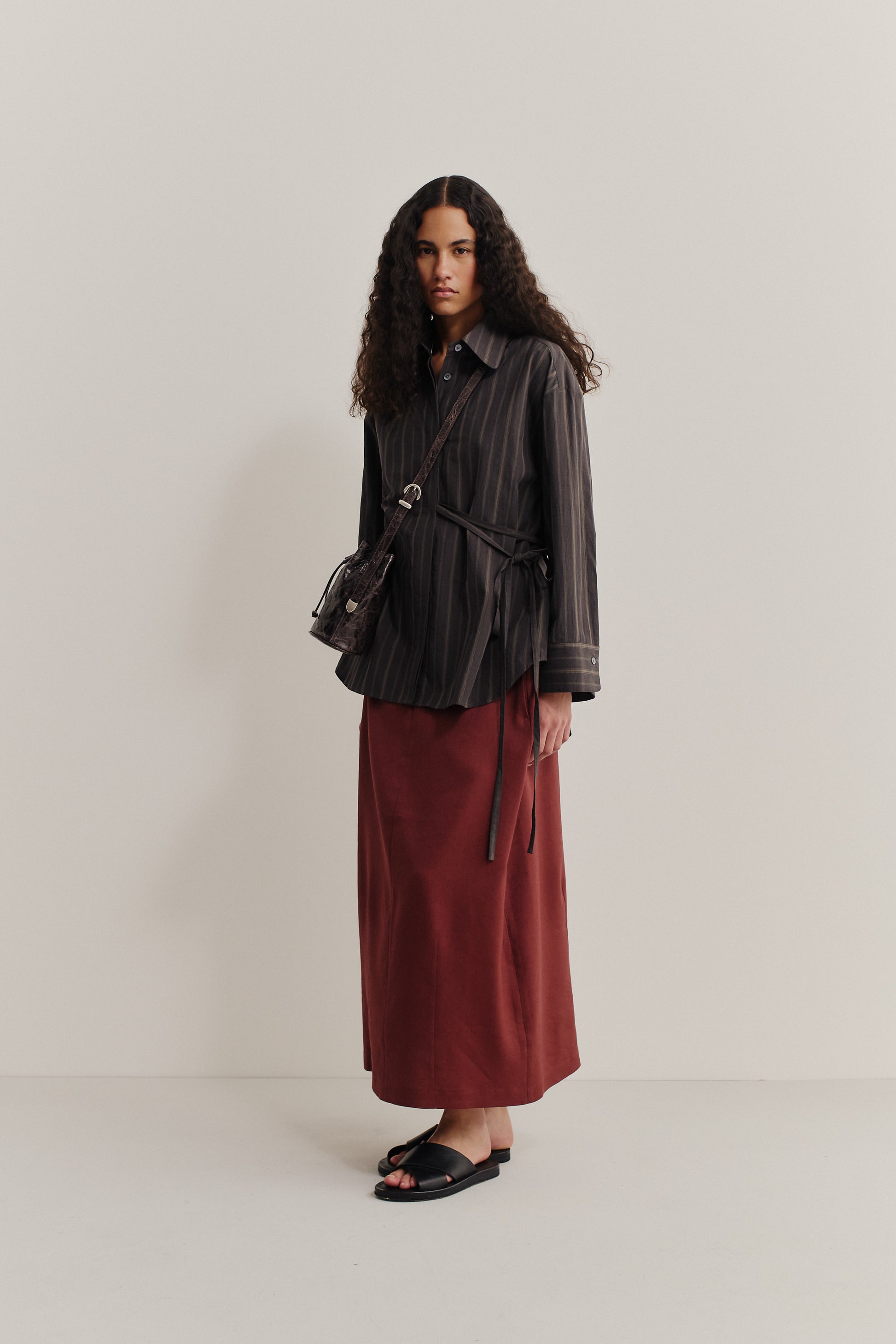 Women's long-sleeved shirt, 100% organic cotton, yarn-dyed dark base with beige/brown stripes, oversized fit.