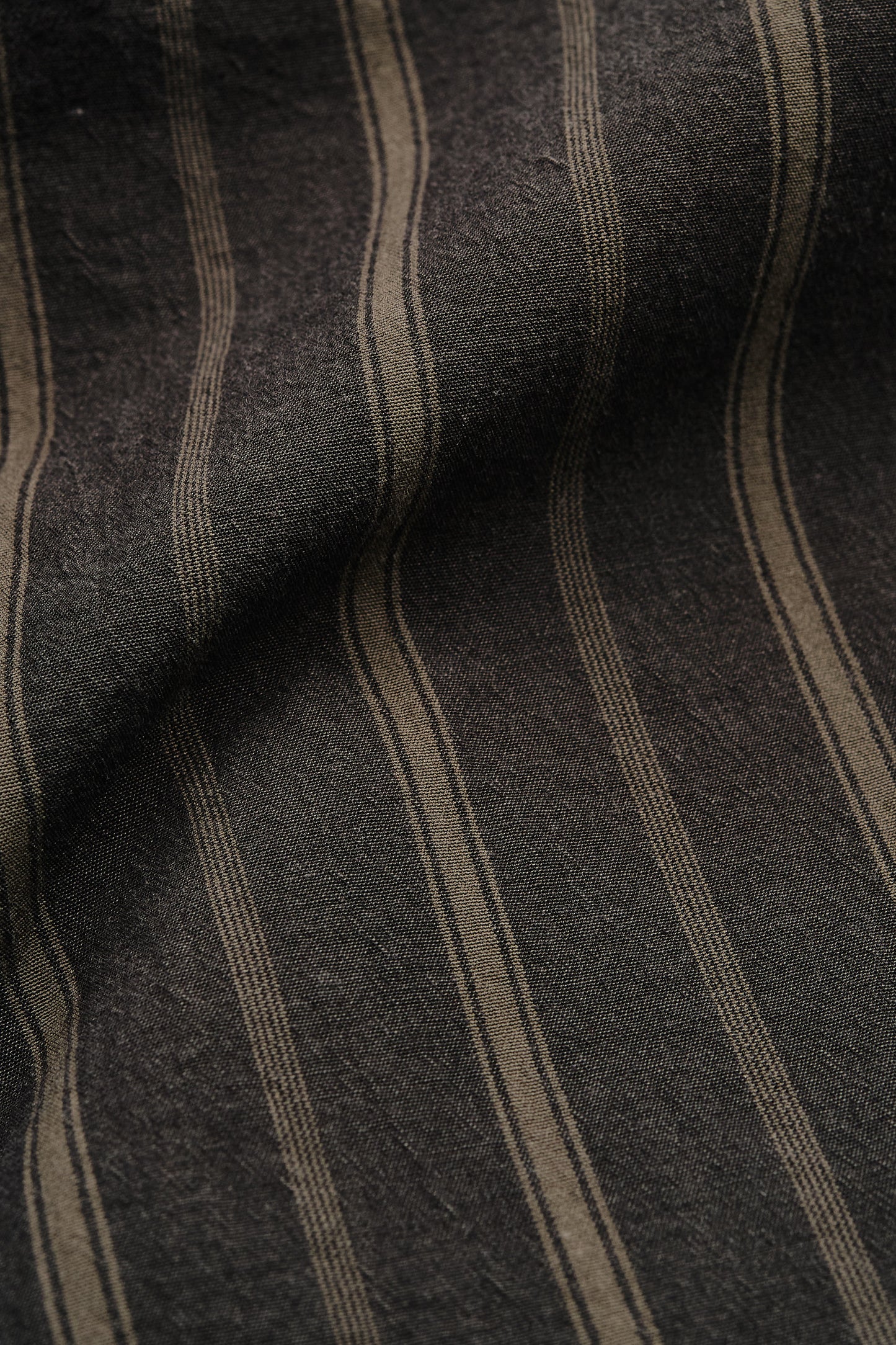 Men's long-sleeved shirt, 100% organic cotton, yarn-dyed dark base with beige and brown stripes.