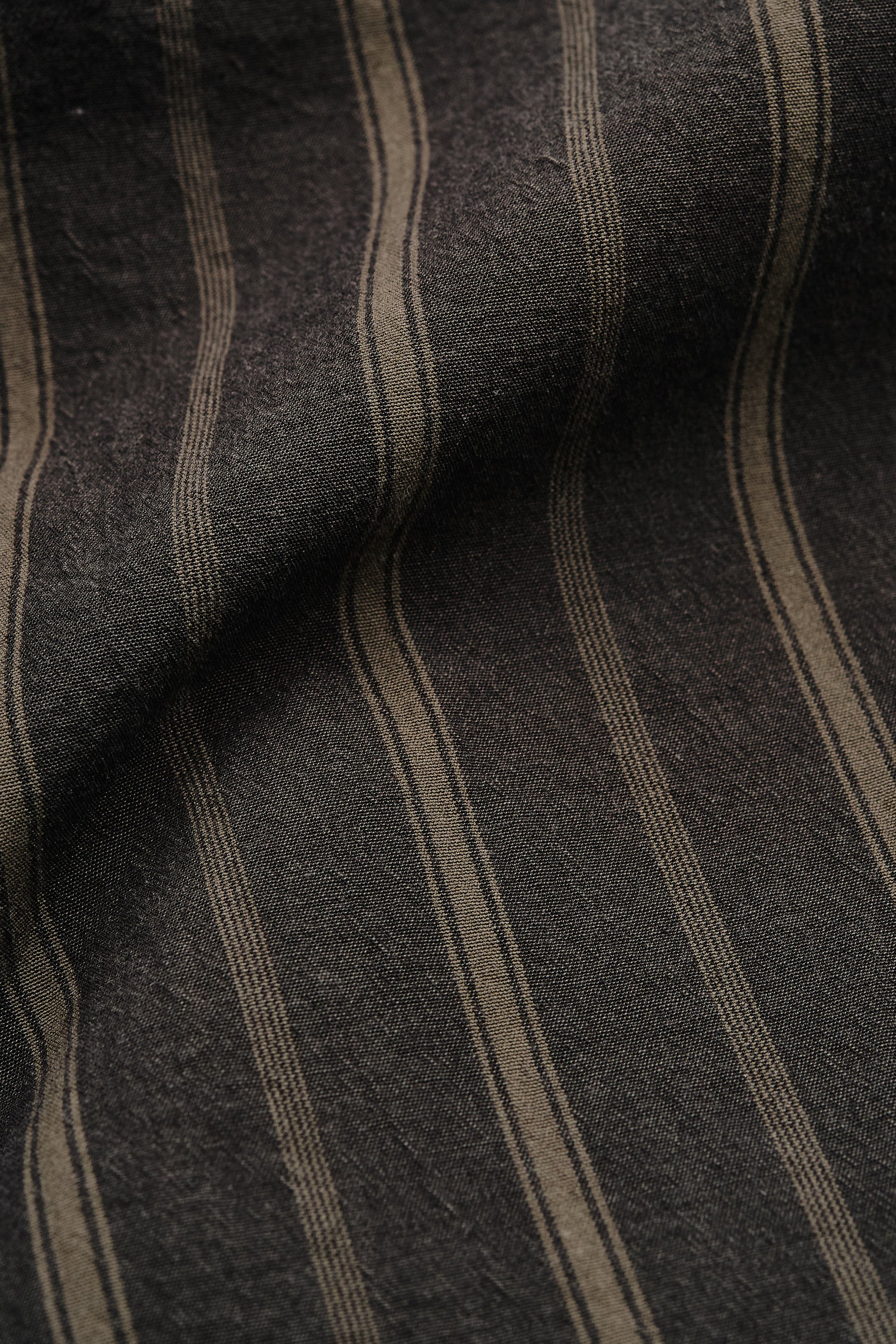Men's long-sleeved shirt, 100% organic cotton, yarn-dyed dark base with beige and brown stripes.
