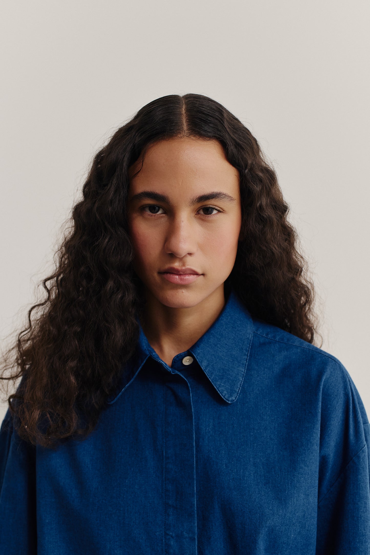 Women's long-sleeved shirt, washed cotton, indigo, with a wide collar and dropped shoulders.