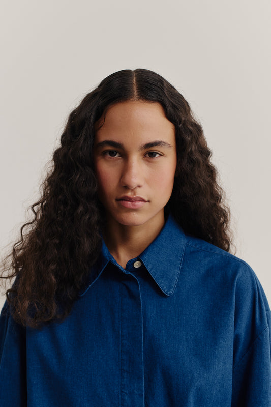 Women's long-sleeved shirt, washed cotton, indigo, with a wide collar and dropped shoulders.