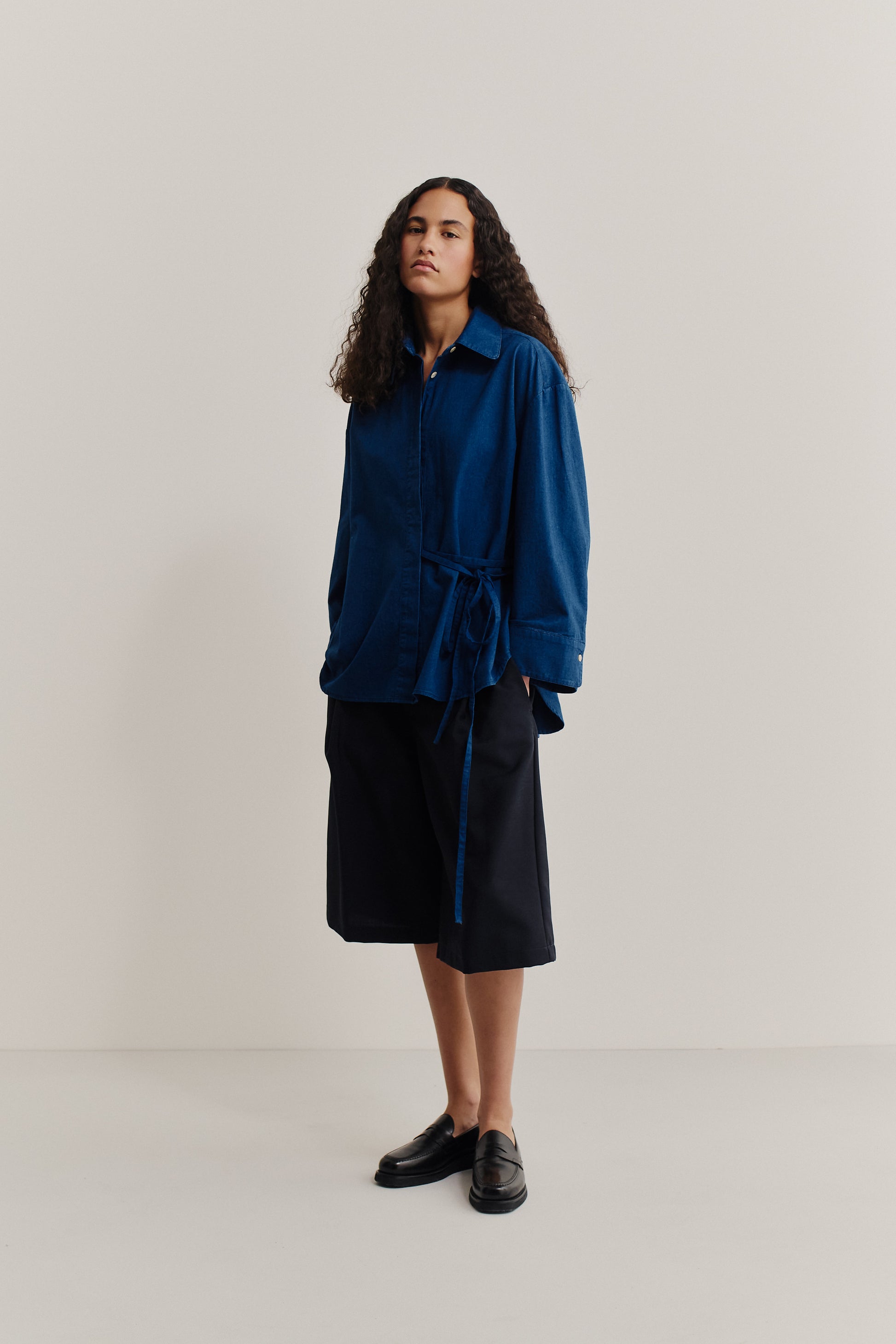 Women's long-sleeved shirt, washed cotton, indigo, wide oversized fit, curved hem, adjustable cuffs.