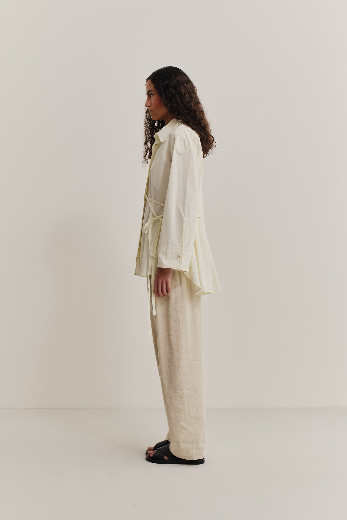 Women's long-sleeved shirt, organic cotton peached poplin, garment washed, off-white, oversized fit, curved hem.