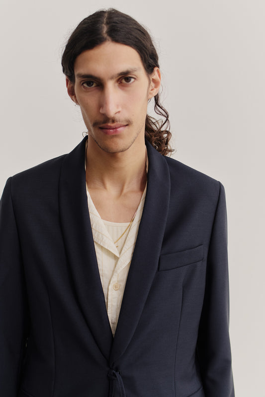 Men's tailoring blazer, 100% virgin wool, dark navy, with shawl collar and kimono-inspired cord closure.