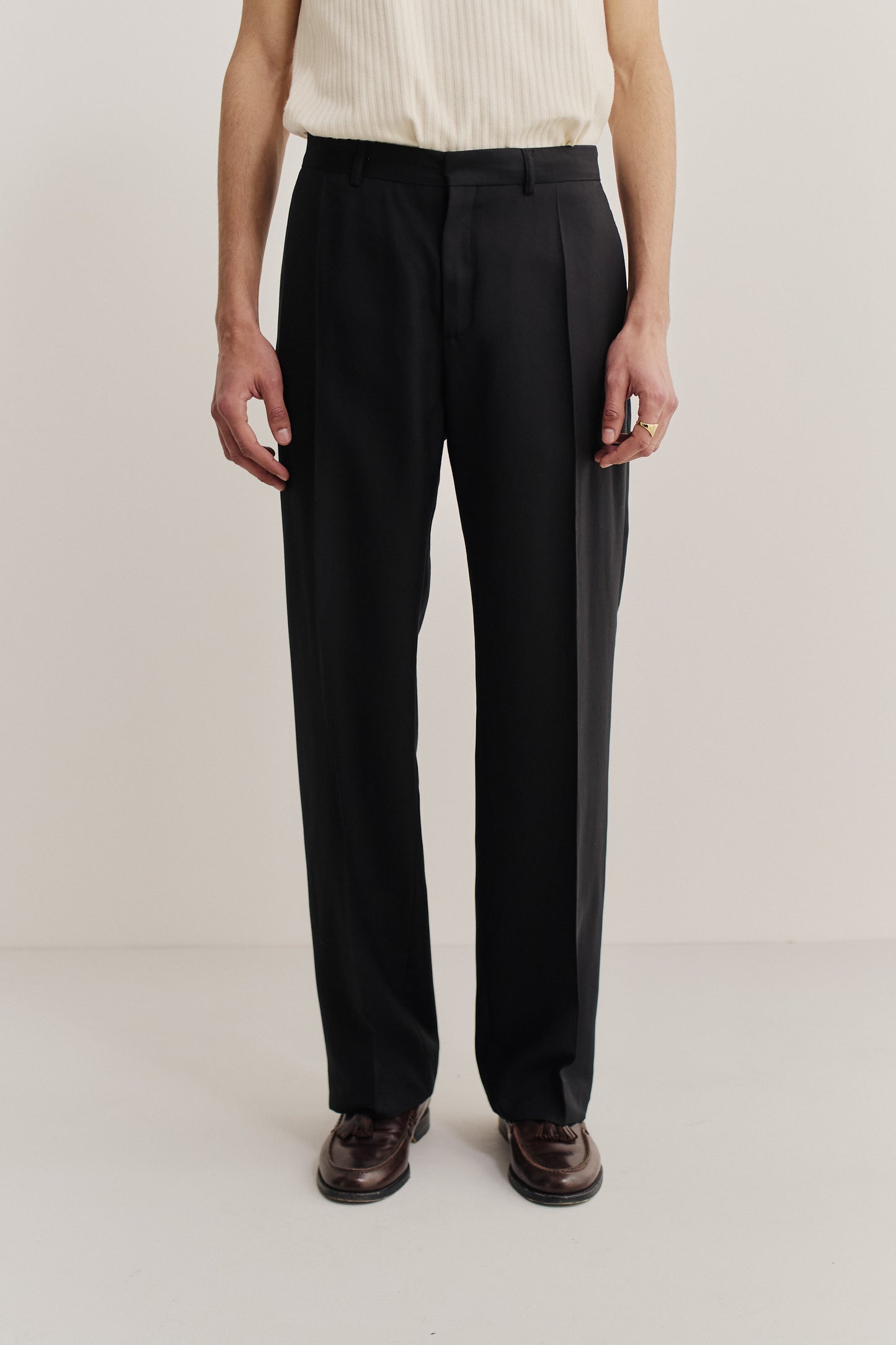 Men's pants, long-pants, lyocell twill, deep black, wide-leg cut, pressed front pleat.